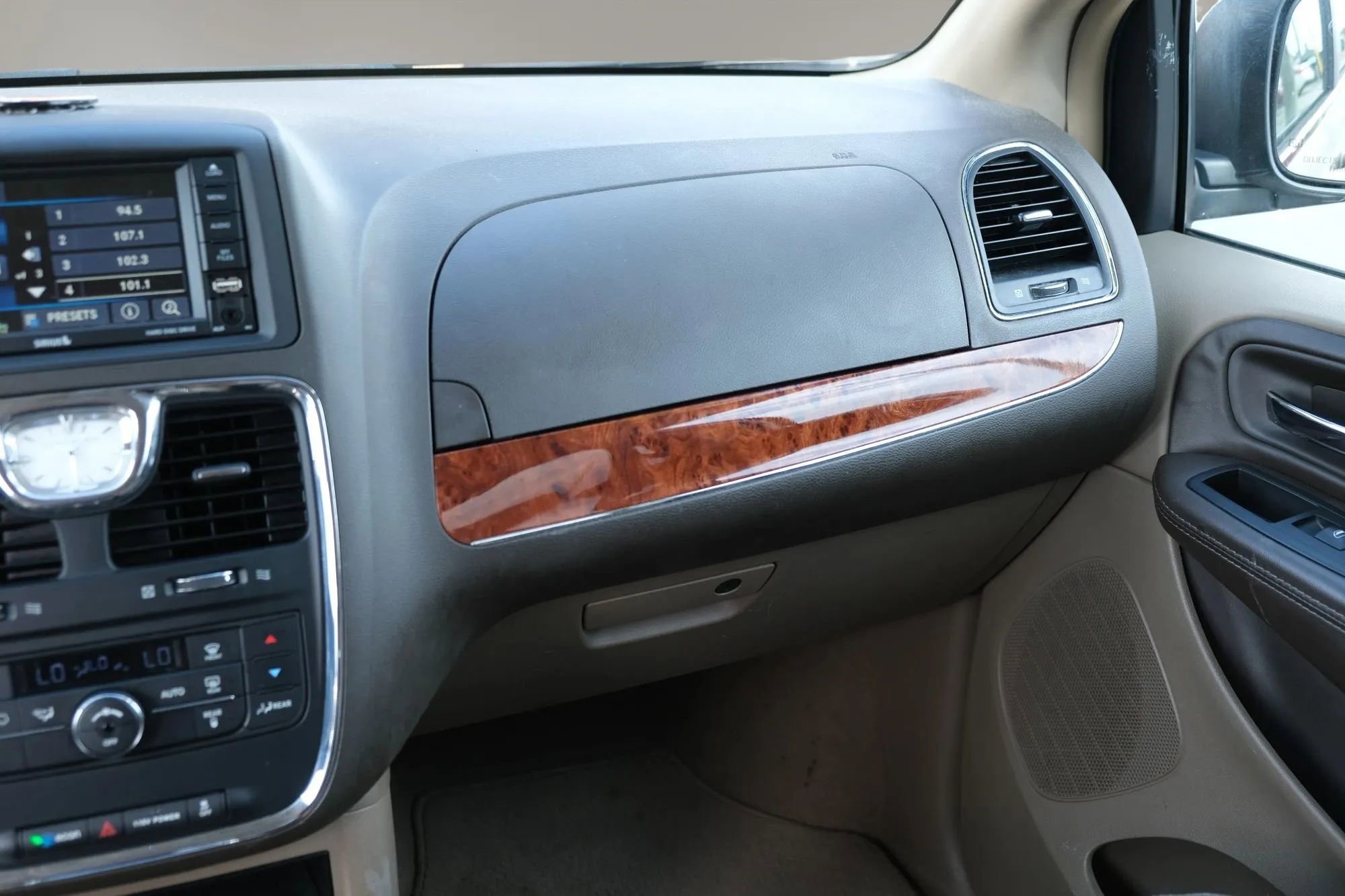 Used 2015 Chrysler Town & Country Touring image 27