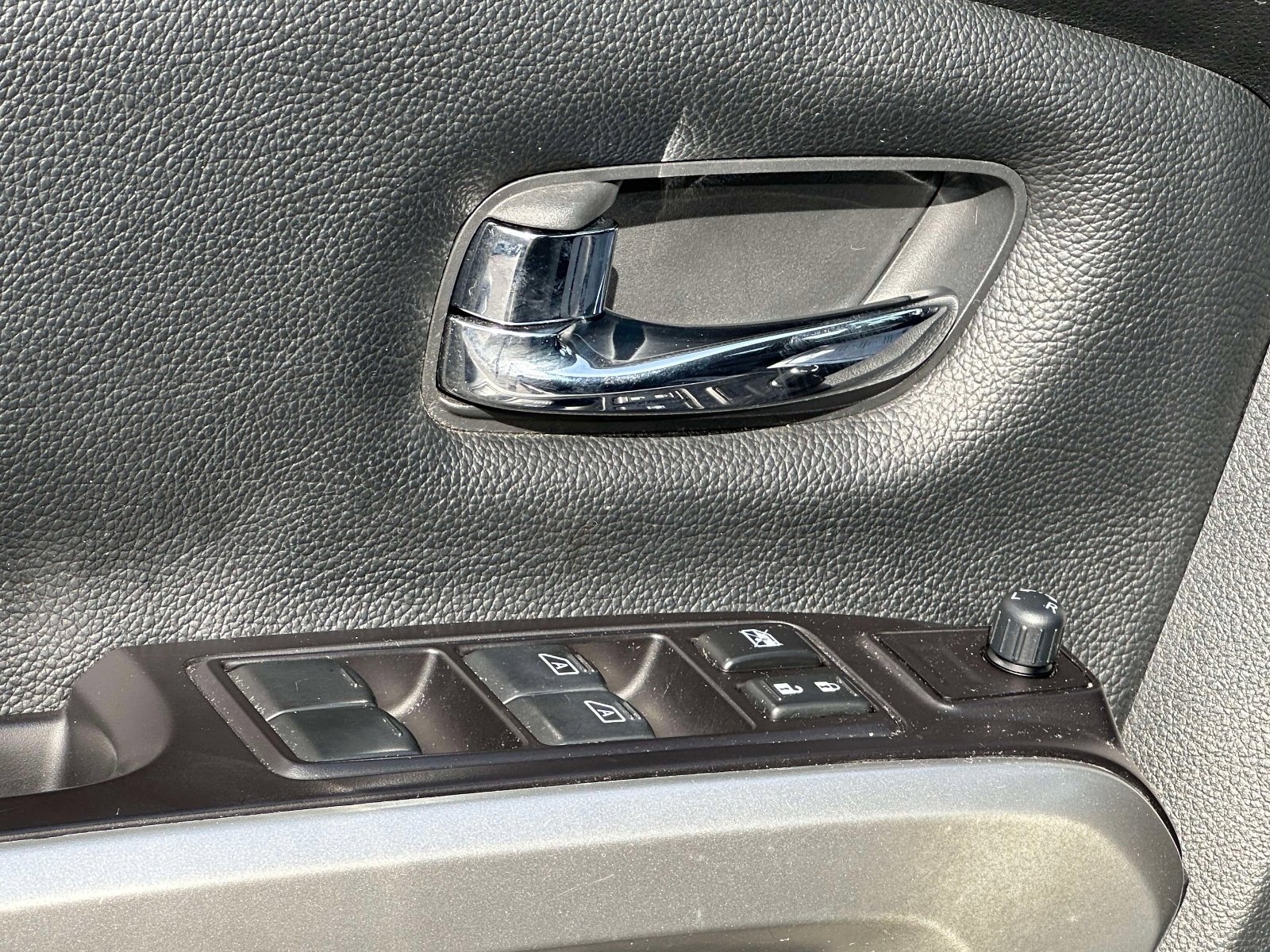 Used 2020 Nissan Titan SV w/ SV Convenience Package image 18