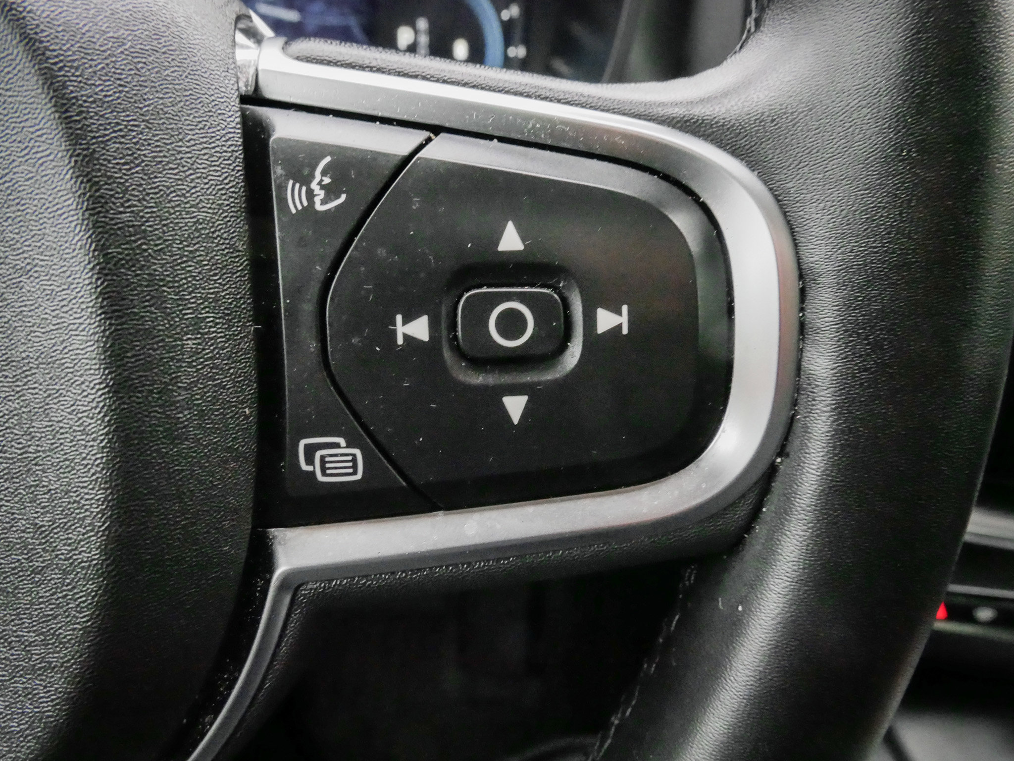 Used 2024 Volvo XC60 B5 Core image 20