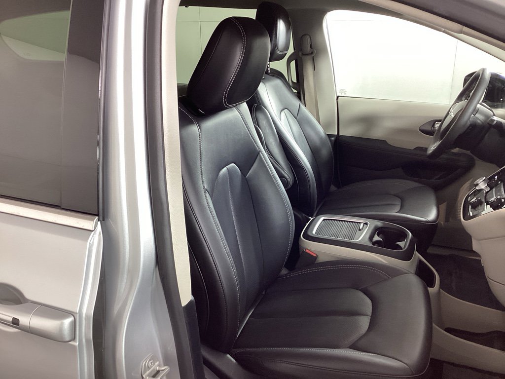 Used 2024 Chrysler Pacifica Touring-L image 8