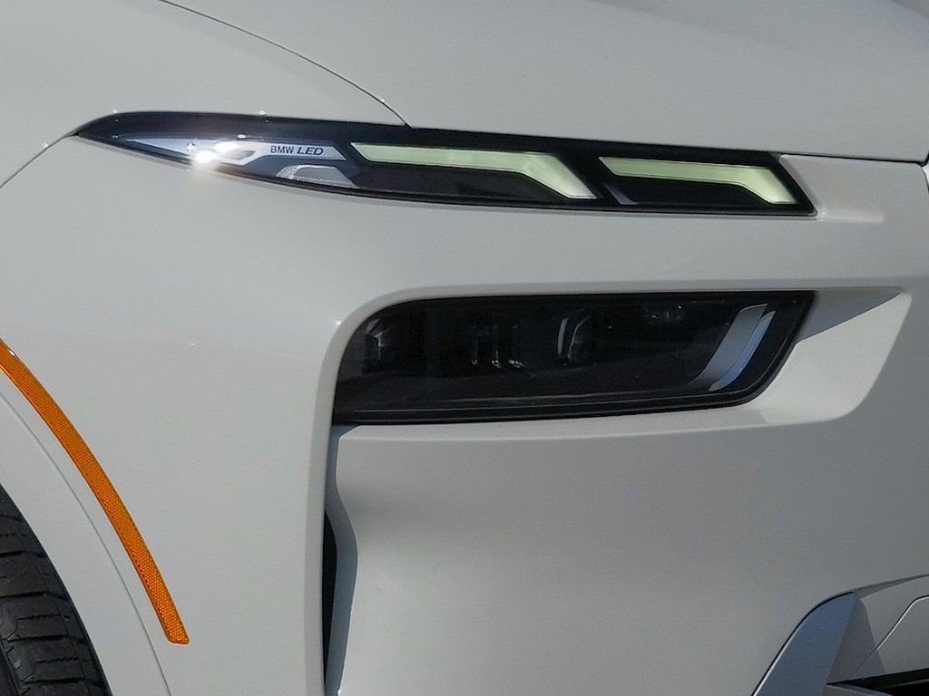 Used 2023 BMW X7 xDrive40i w/ Climate Comfort Package image 8