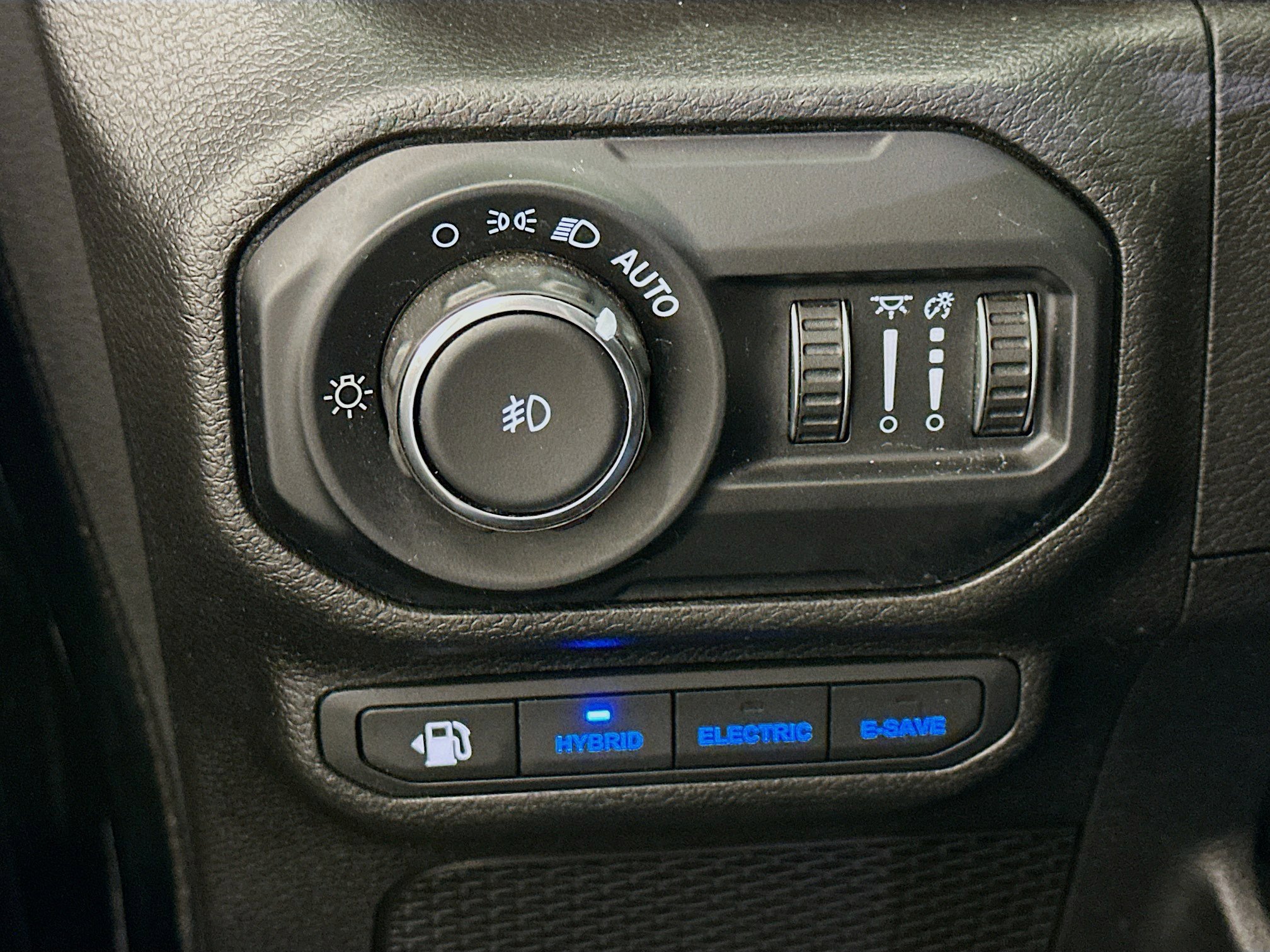 Used 2022 Jeep Wrangler Sahara w/ Cold Weather Group image 17