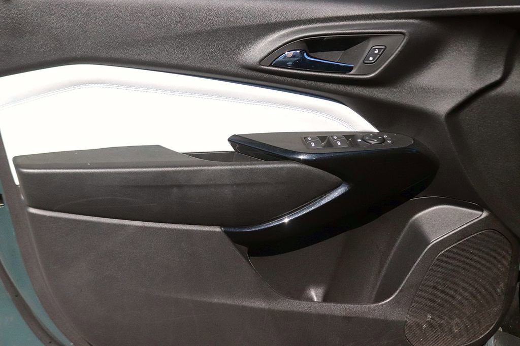 Used 2025 Chevrolet Trax LT FWD image 10
