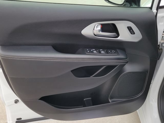 Used 2025 Chrysler Pacifica Limited FWD image 10