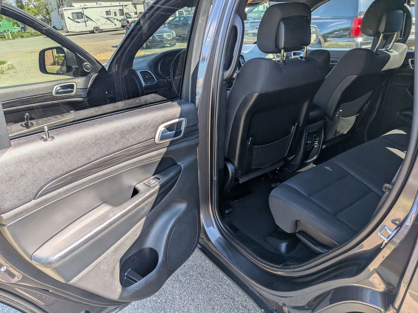 Used 2019 Jeep Grand Cherokee Laredo AWD/4WD image 25