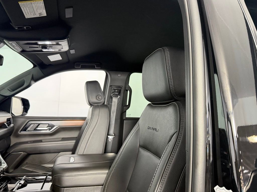 Used 2025 GMC Yukon XL Denali AWD/4WD image 23