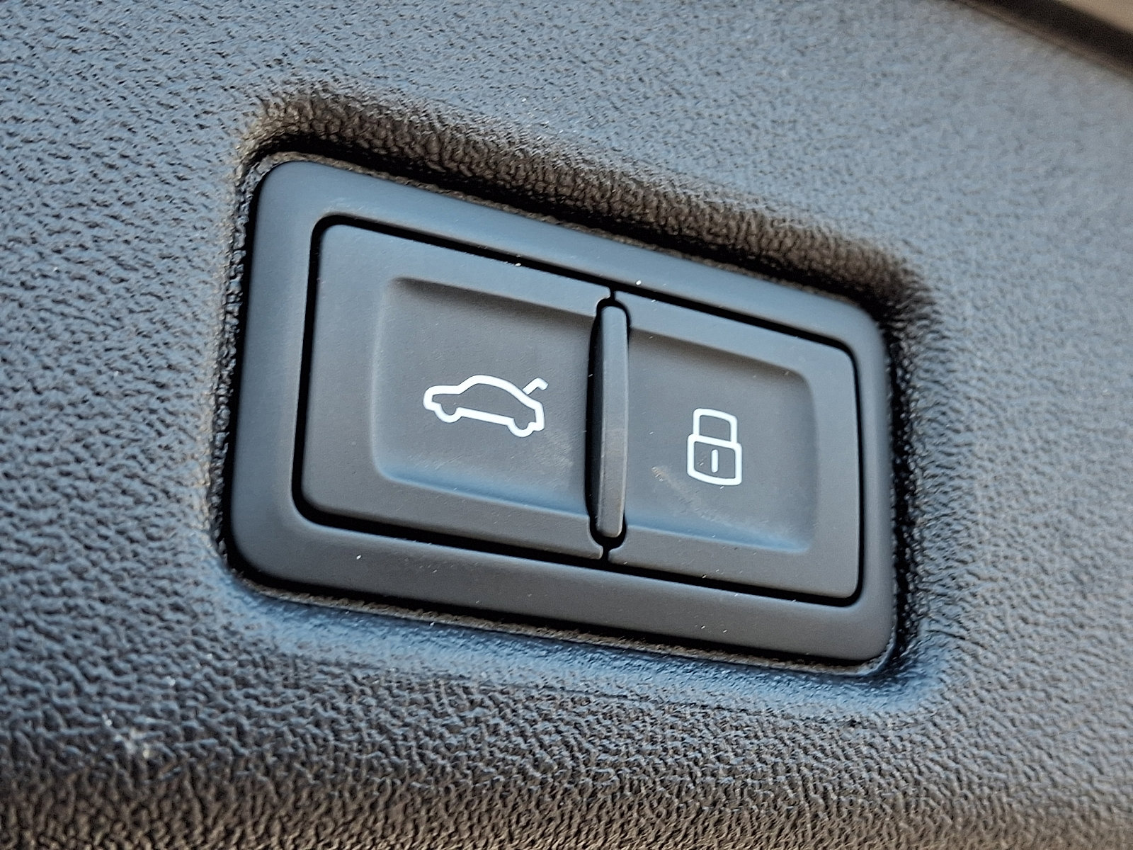 Used 2025 Audi Q5 Premium w/ Convenience Package image 32