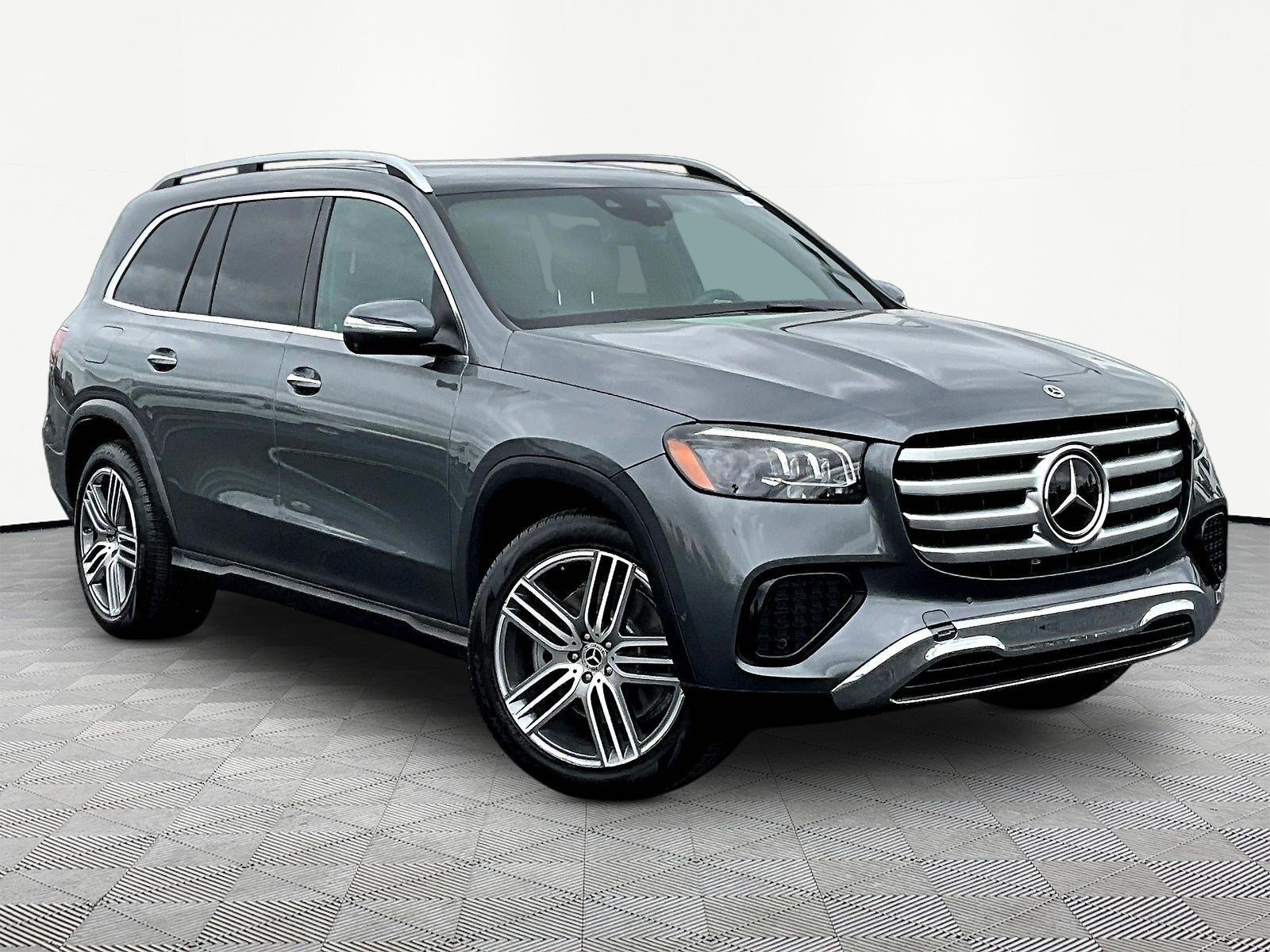 Used 2025 Mercedes-Benz GLS 450 4MATIC image 3