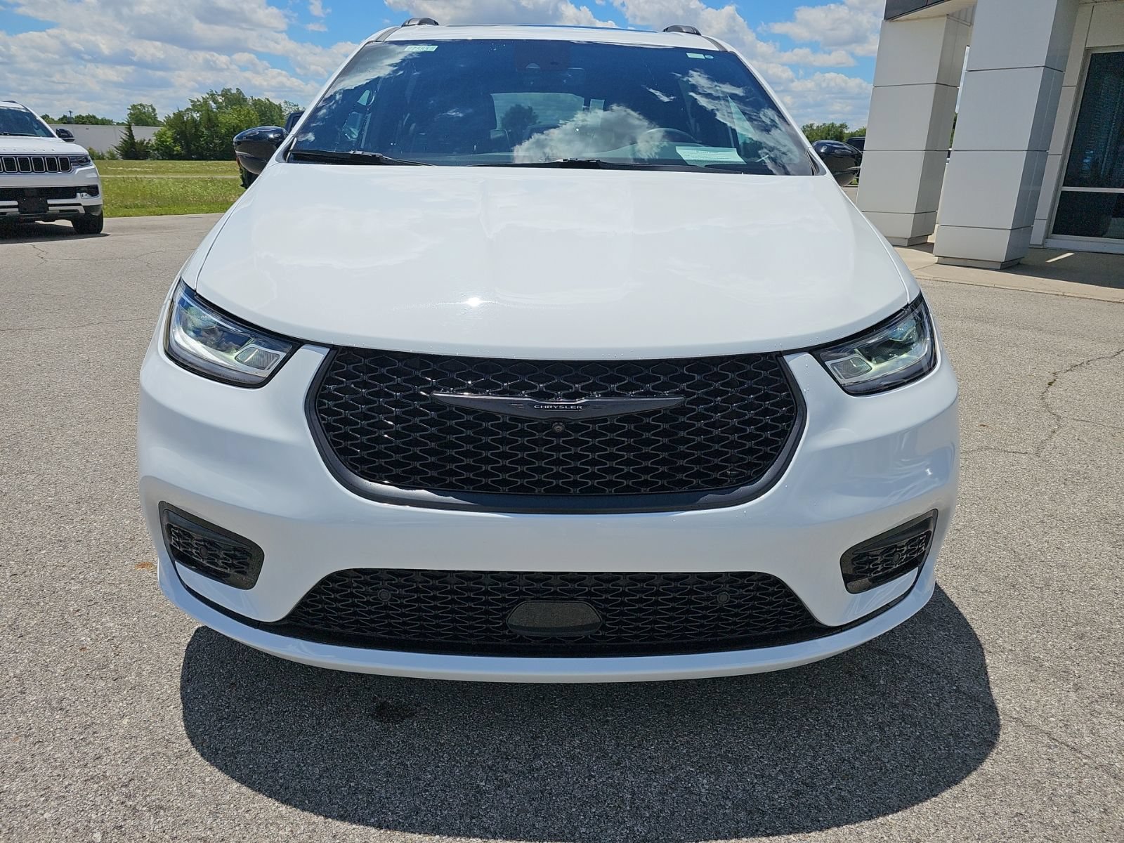 Used 2024 Chrysler Pacifica Premium FWD image 3