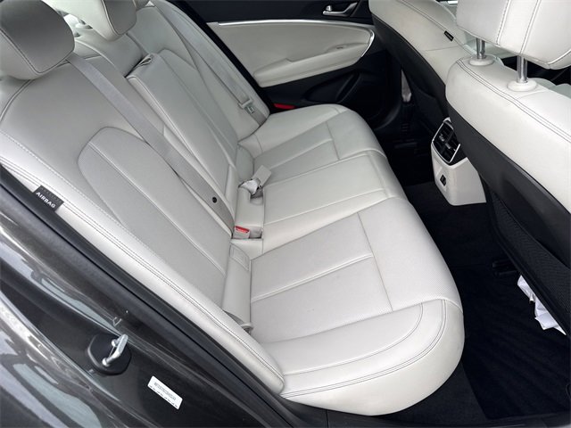 Used 2025 Genesis G70 2.5T image 33