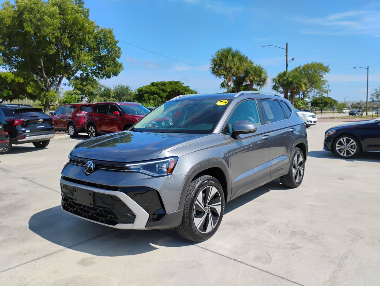 Used 2025 Volkswagen Taos SE AWD/4WD image 4