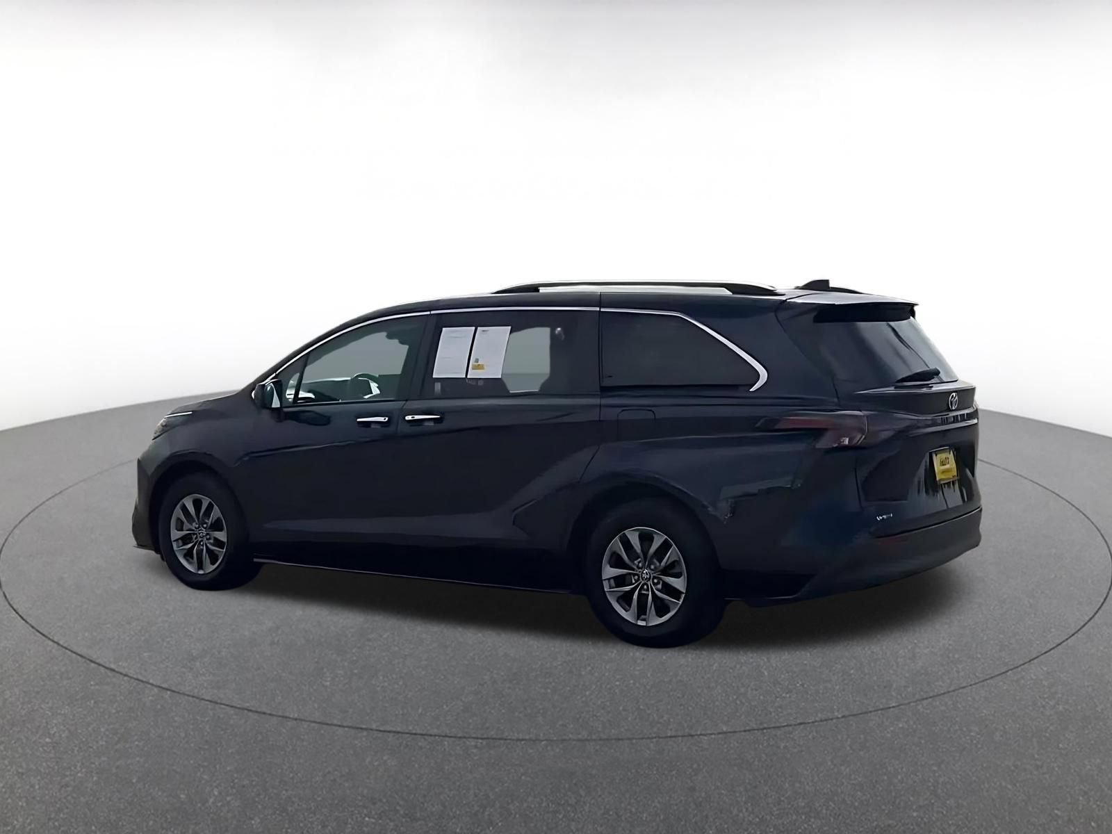Used 2025 Toyota Sienna XLE FWD image 9