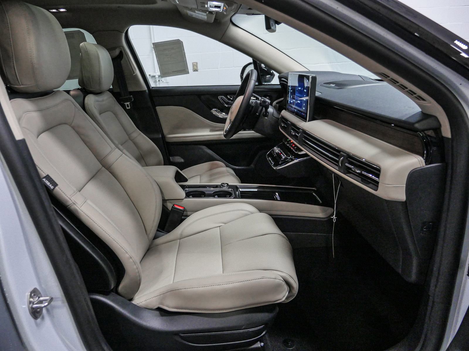 New 2025 Lincoln Corsair Reserve w/ Equipment Group 202A image 25