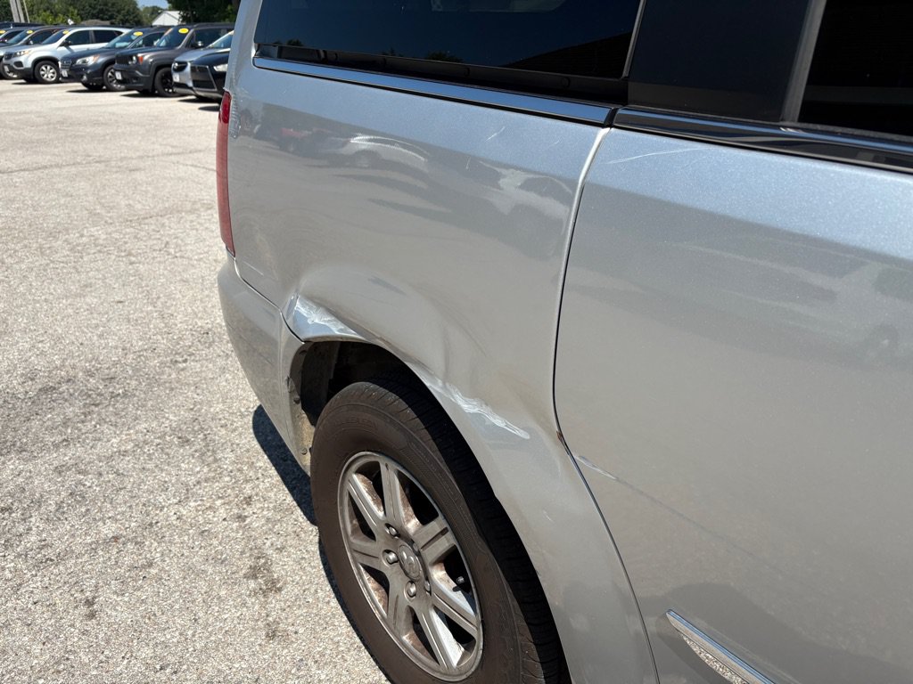 Used 2011 Chrysler Town & Country Touring FWD image 9