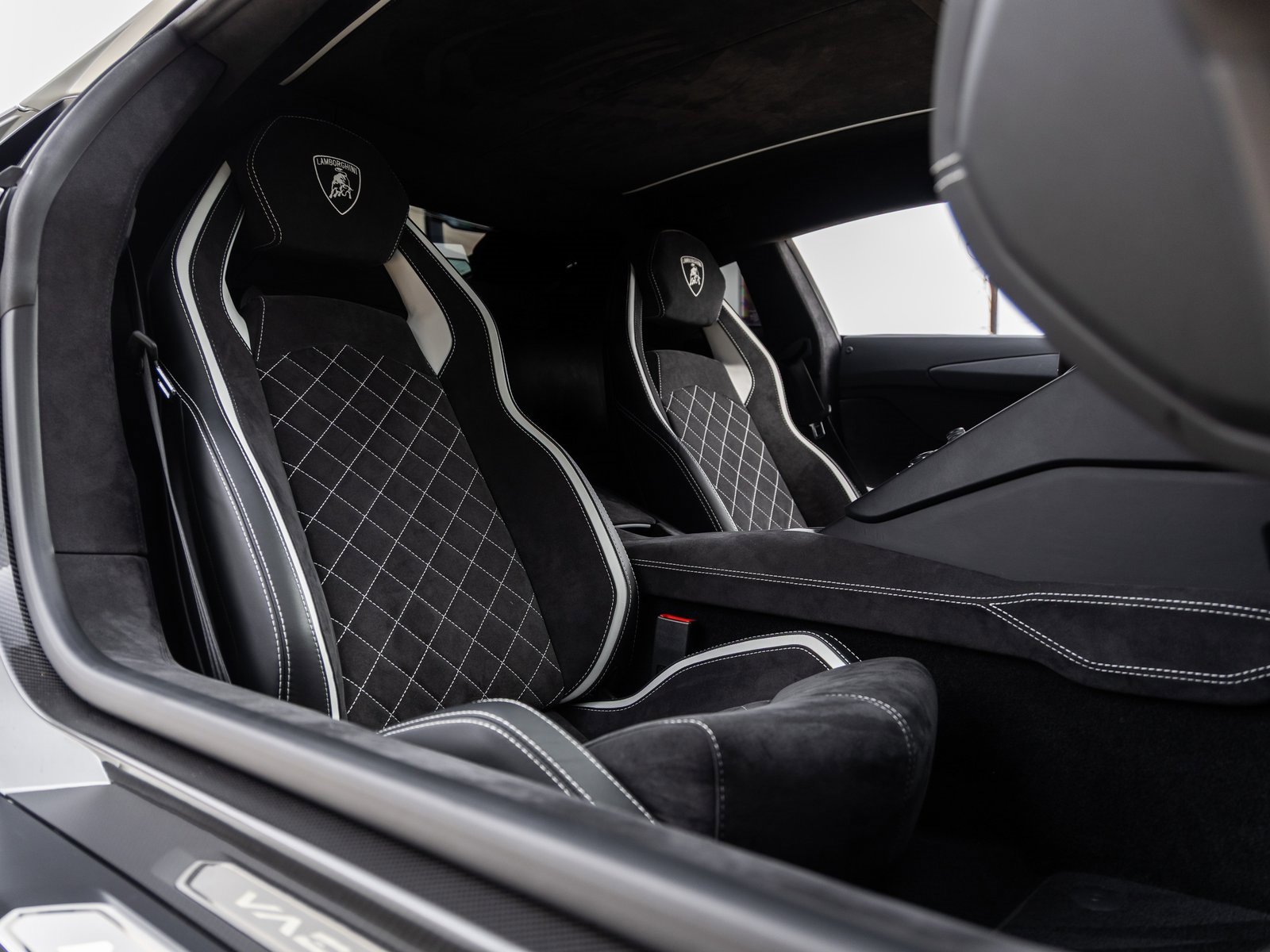 Used 2018 Lamborghini Aventador S image 44