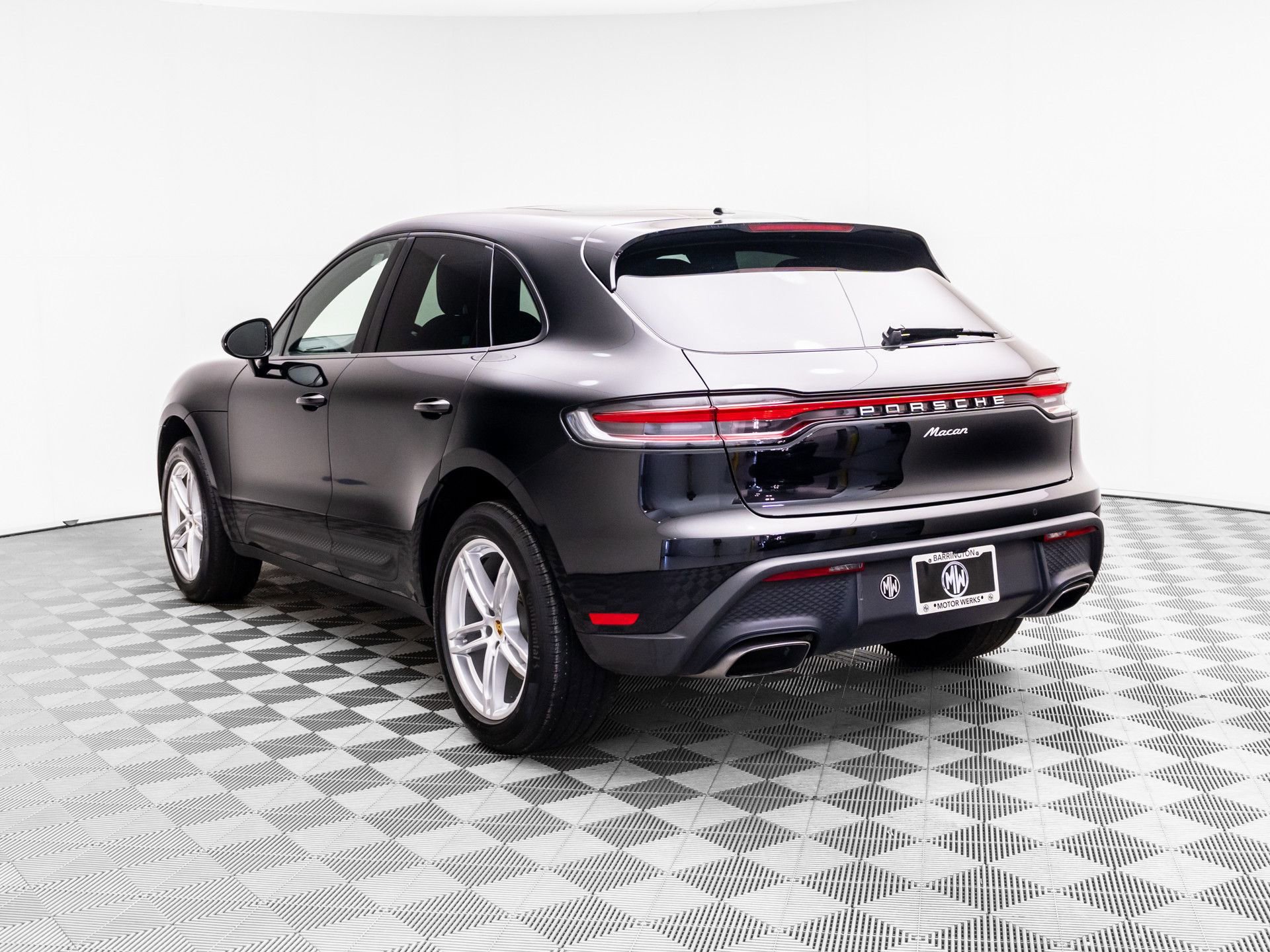 Certified 2023 Porsche Macan AWD/4WD image 3