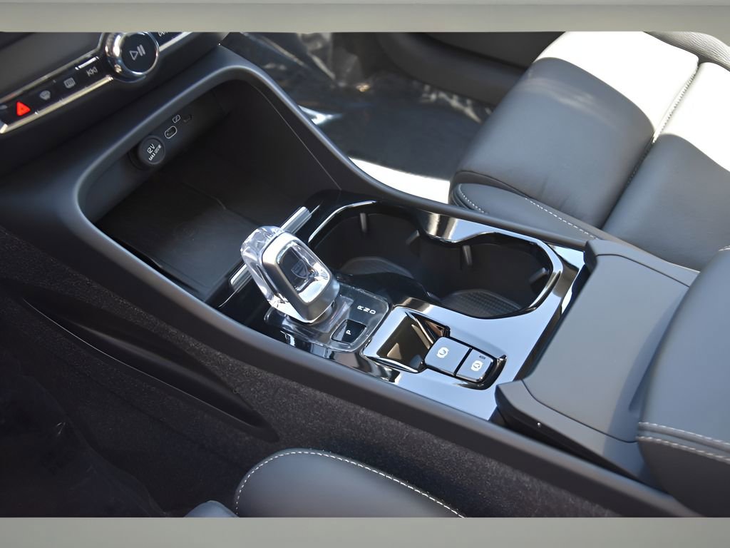 Used 2025 Volvo XC40 B5 Plus w/ Protection Package Premier image 28