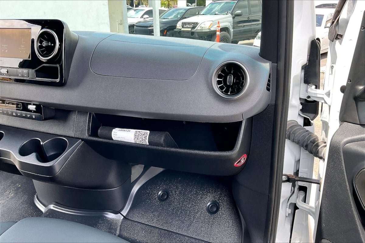 Used 2024 Mercedes-Benz Sprinter 2500 image 14
