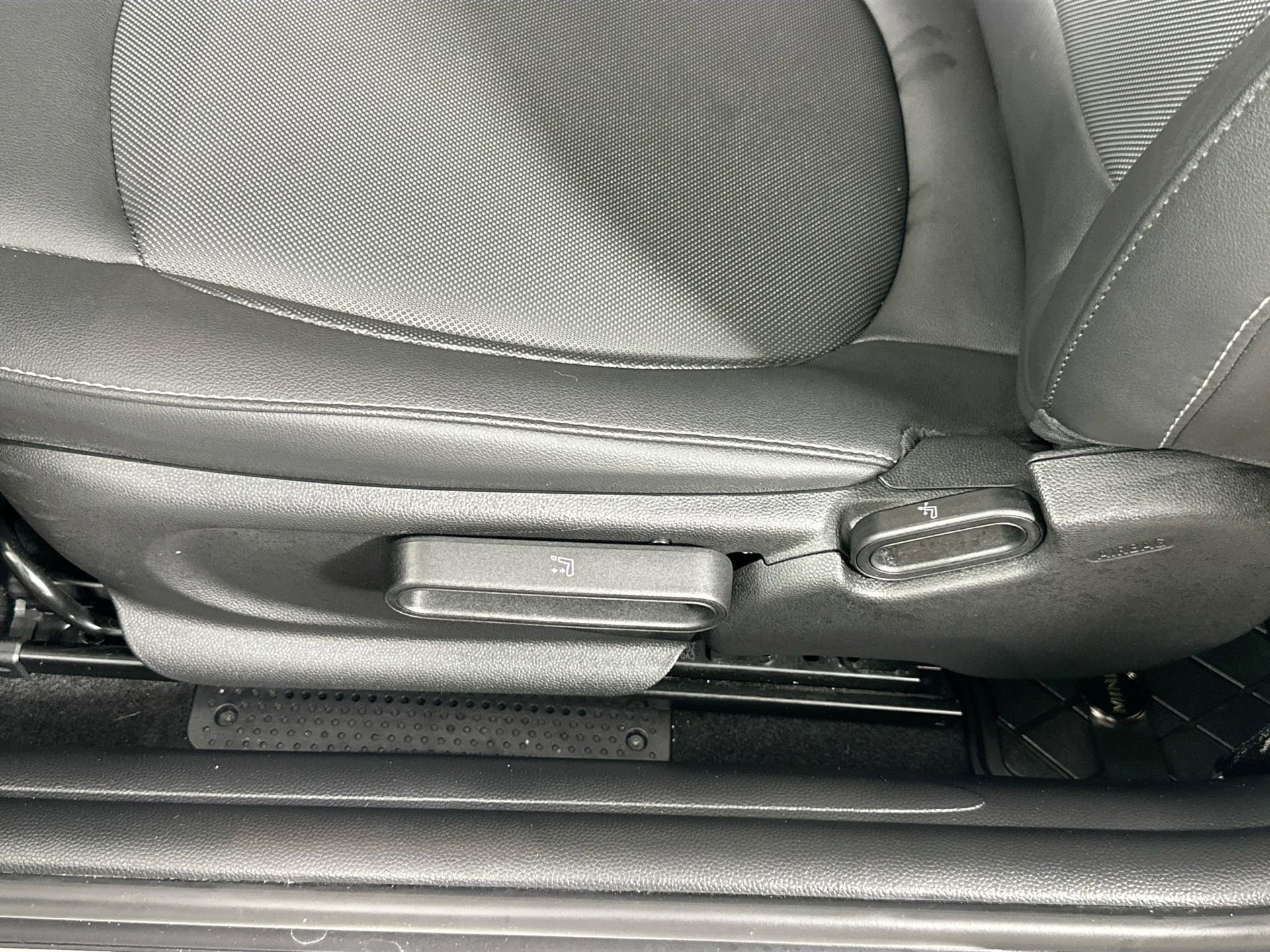 Used 2023 MINI Cooper 2-Door Hardtop image 23