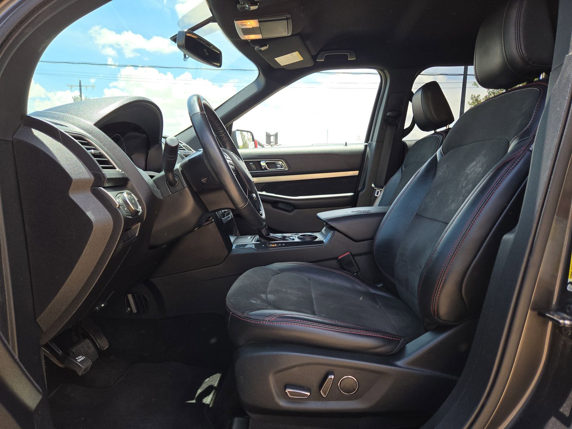 Used 2018 Ford Explorer XLT w/ Equipment Group 202A FWD image 16