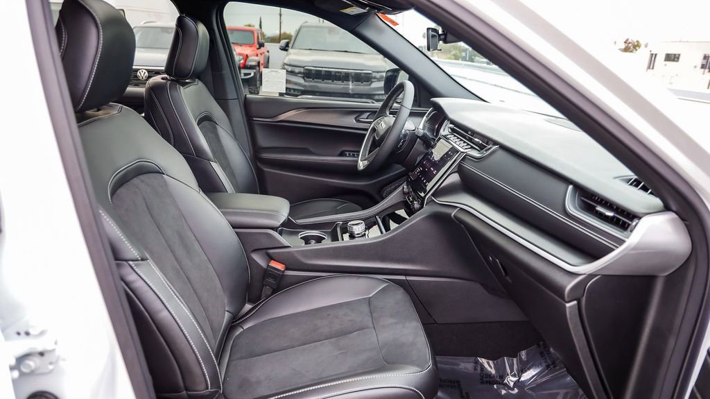 Certified 2025 Jeep Grand Cherokee Altitude image 18