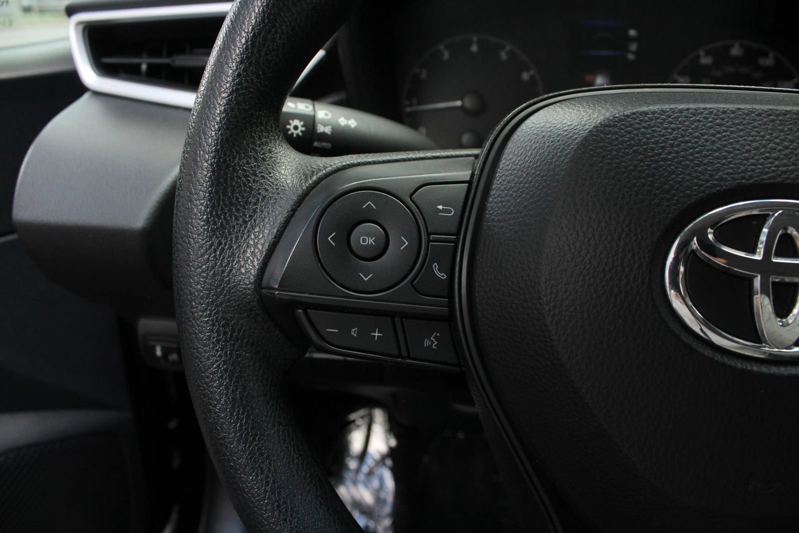Used 2024 Toyota Corolla LE FWD image 29