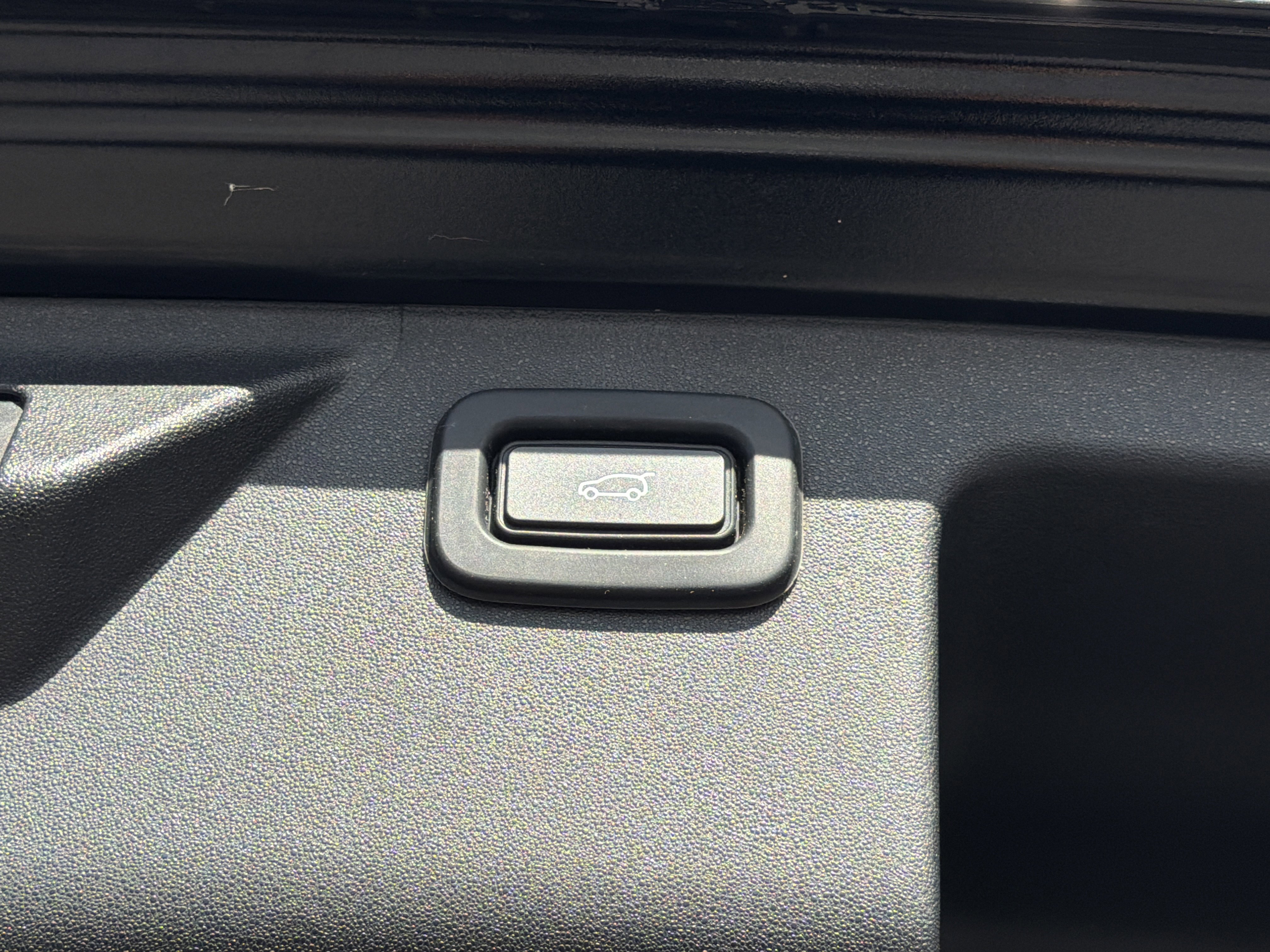 Used 2020 Land Rover Discovery Sport SE R-Dynamic image 23