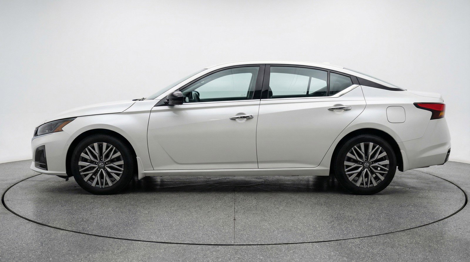 Used 2025 Nissan Altima 2.5 SV image 5