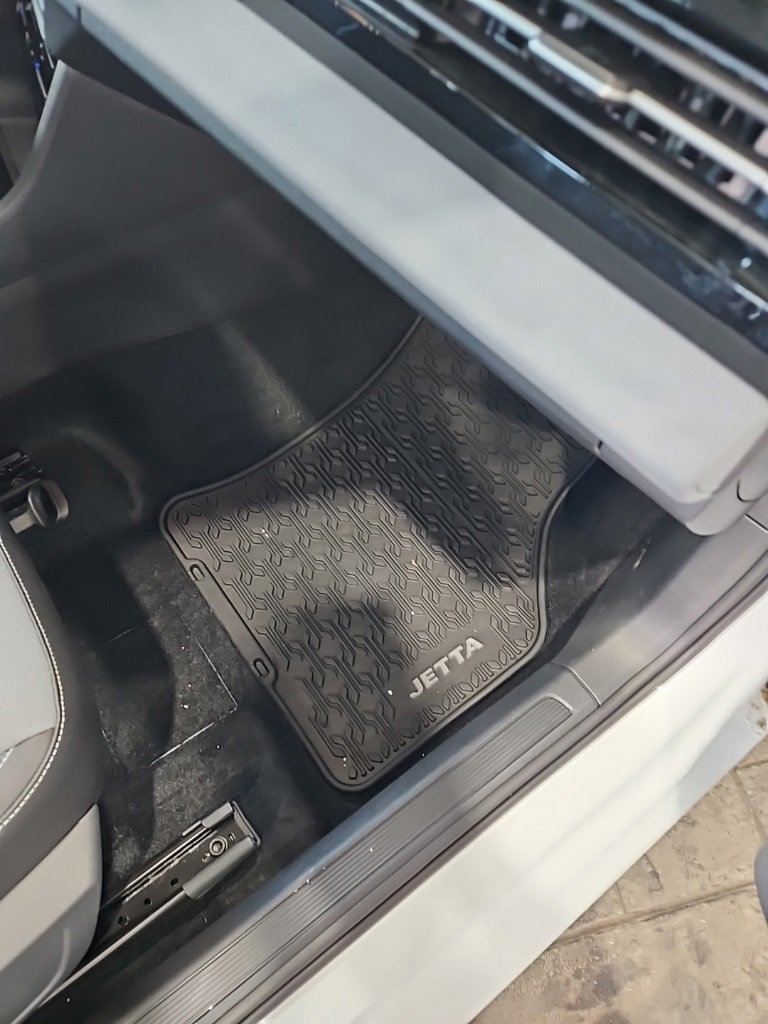 Used 2025 Volkswagen Jetta SE image 14