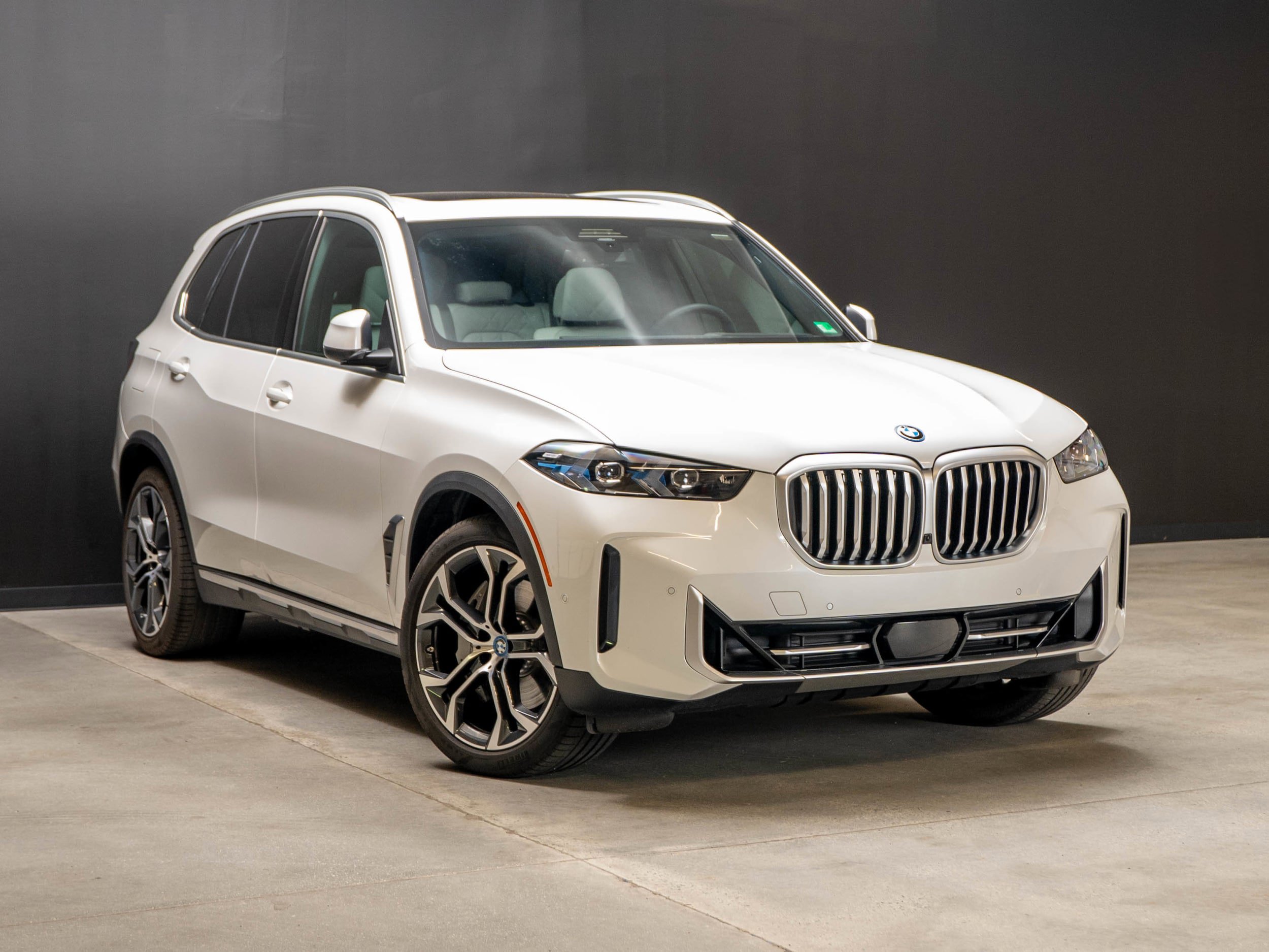 Used 2025 BMW X5 xDrive50e AWD/4WD image 9