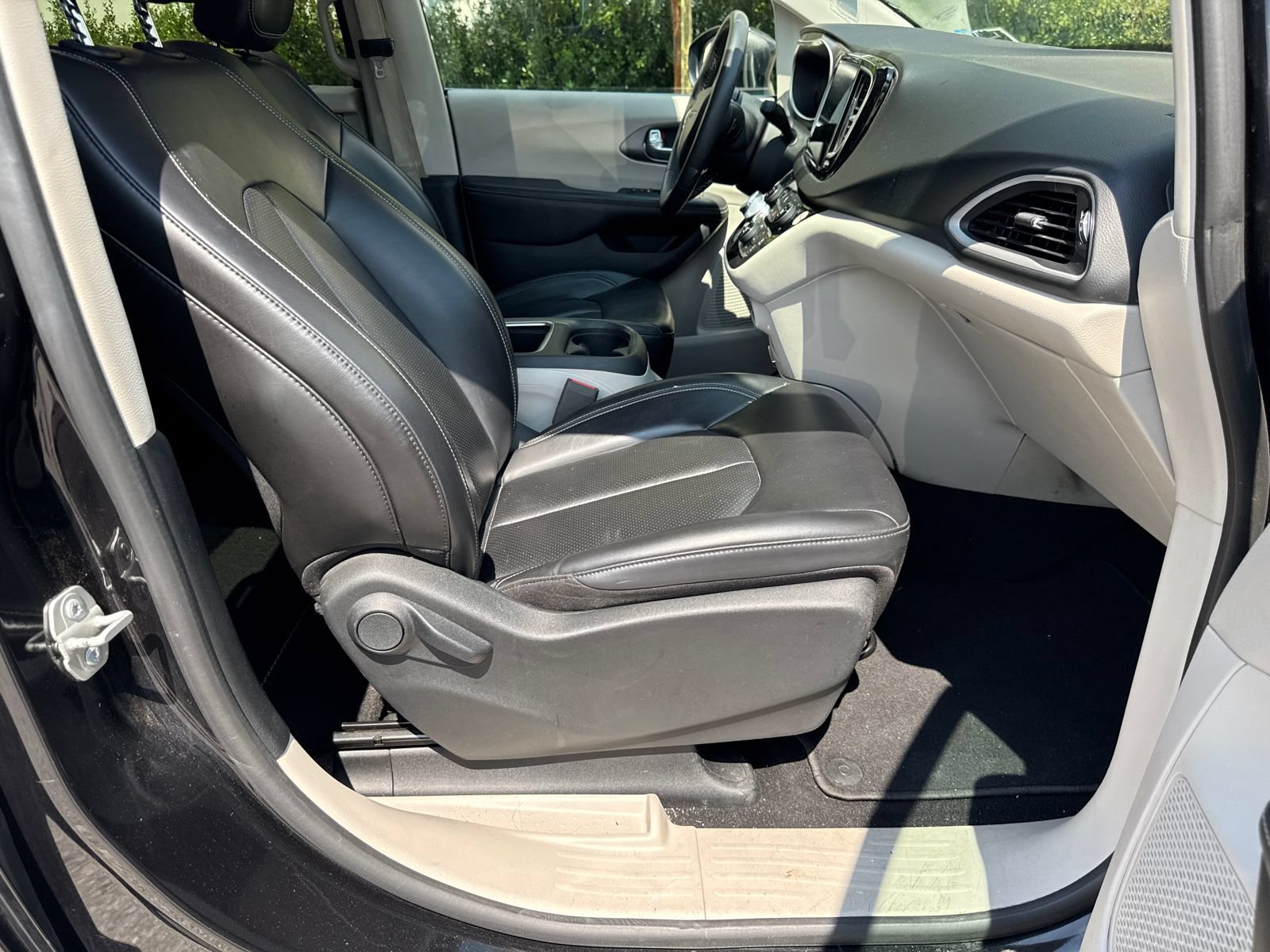 Used 2023 Chrysler Pacifica Touring-L FWD image 13
