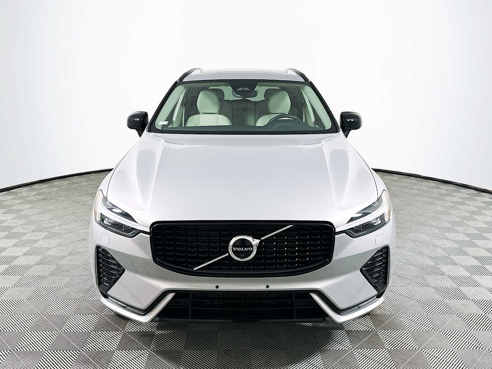 Used 2023 Volvo XC60 B5 Plus w/ Climate Package AWD/4WD image 2