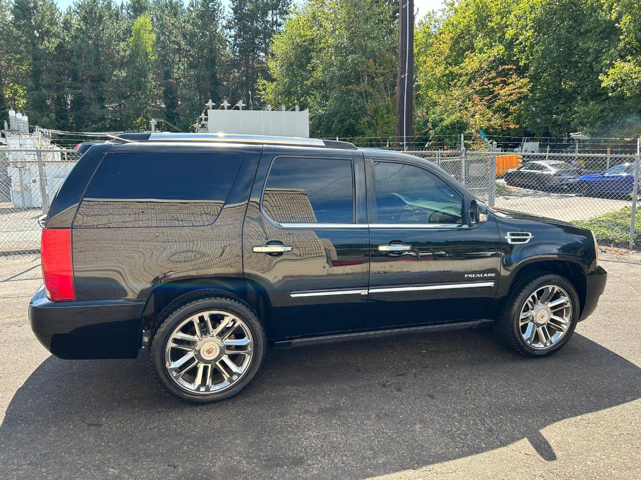 Used 2013 Cadillac Escalade Platinum AWD/4WD image 4