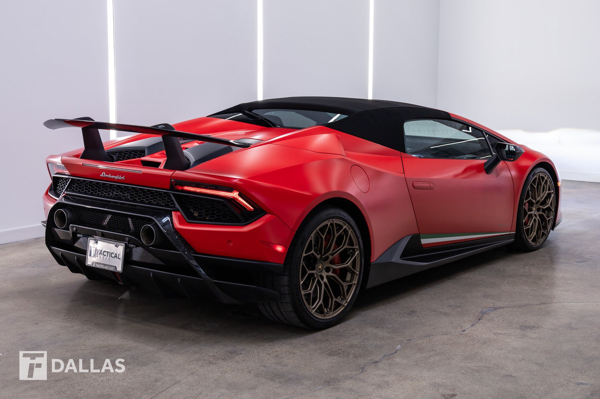 Used 2018 Lamborghini Huracan Performante AWD/4WD image 17