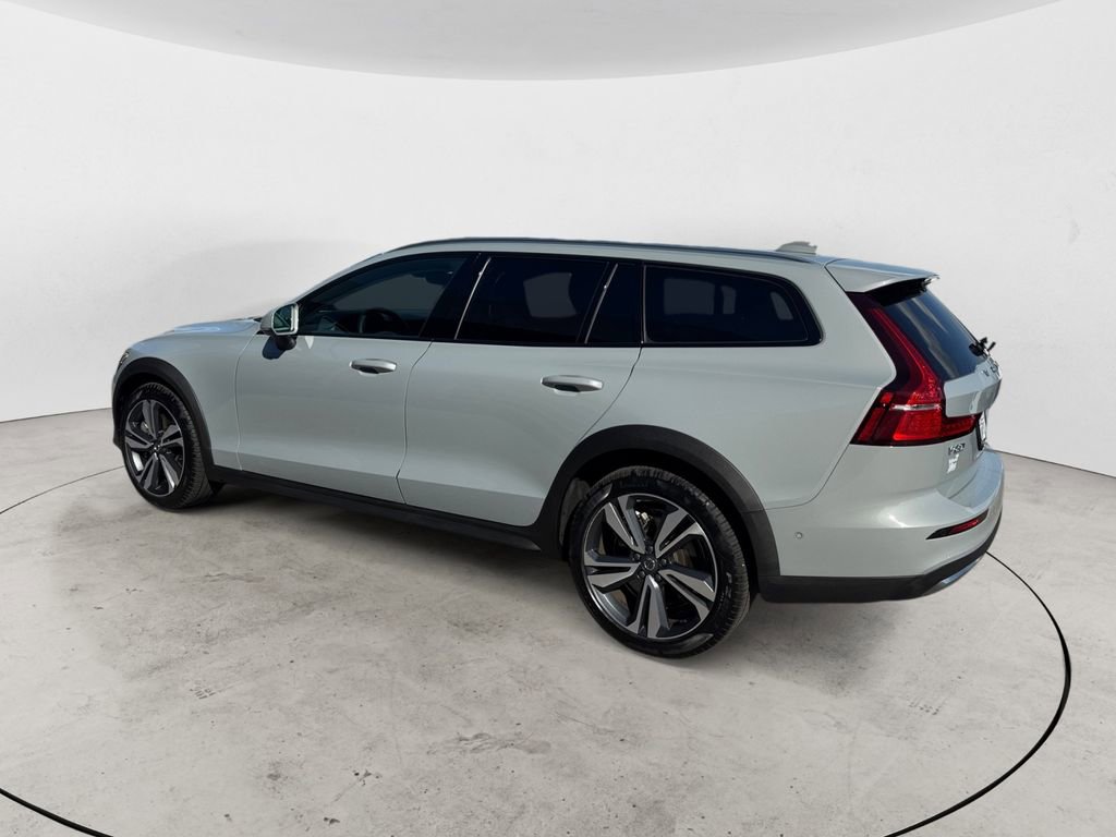 Certified 2025 Volvo V60 B5 Cross Country Plus AWD/4WD image 4