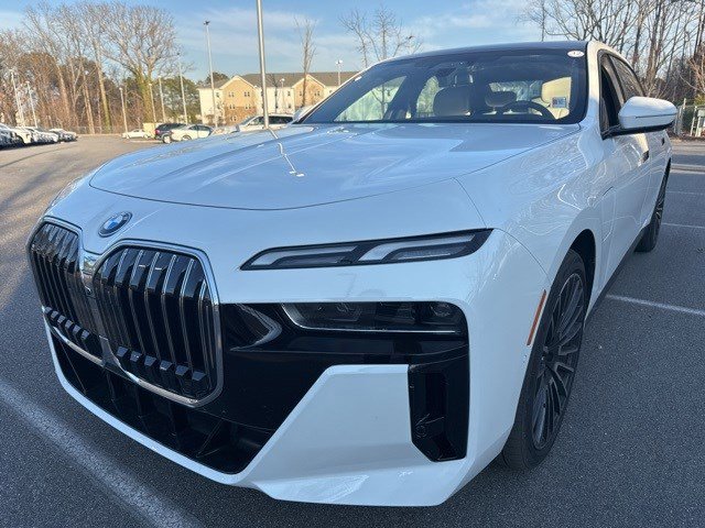 Used 2025 BMW 750e xDrive image 8