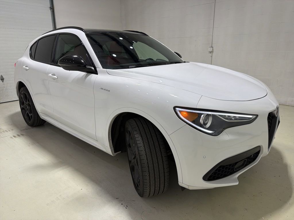 Used 2023 Alfa Romeo Stelvio Veloce AWD/4WD image 3