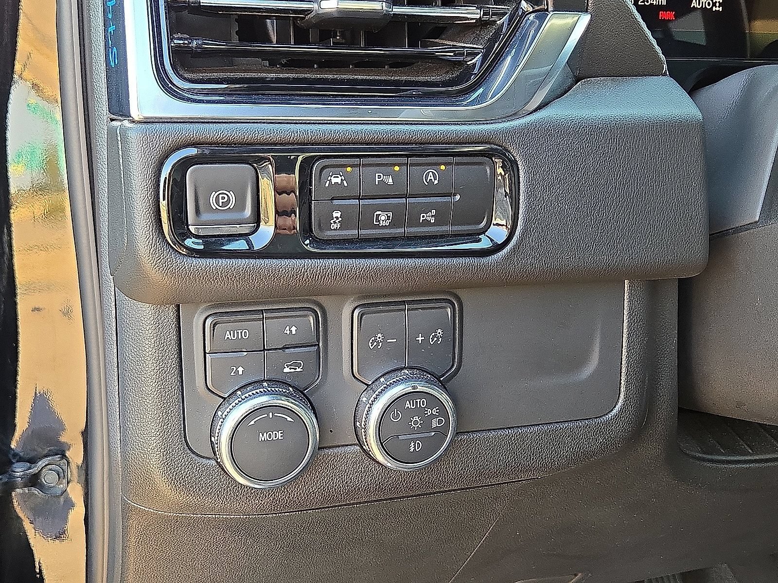 Used 2025 GMC Yukon Denali AWD/4WD image 27