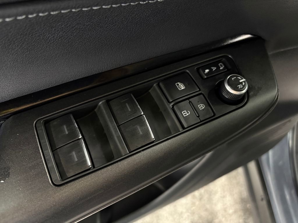 Used 2022 Toyota Venza LE image 14