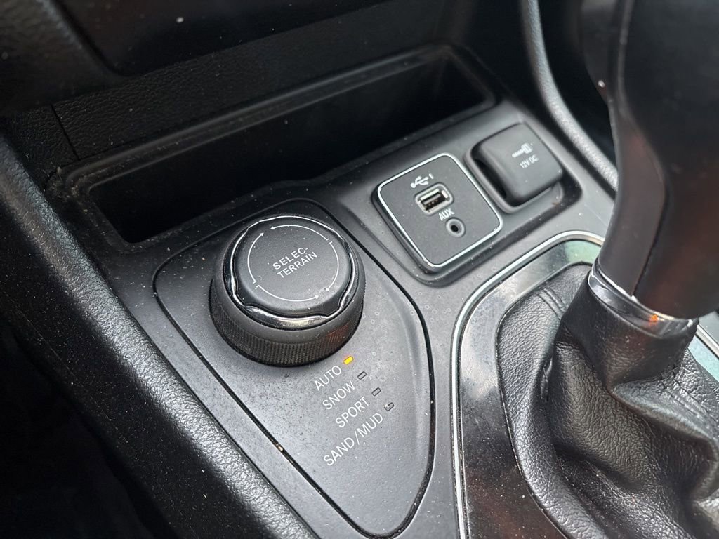 Used 2022 Jeep Cherokee Limited w/ Sun & Sound Group image 29