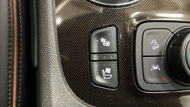 Used 2022 GMC Acadia AT4 w/ Technology Package AWD/4WD image 32