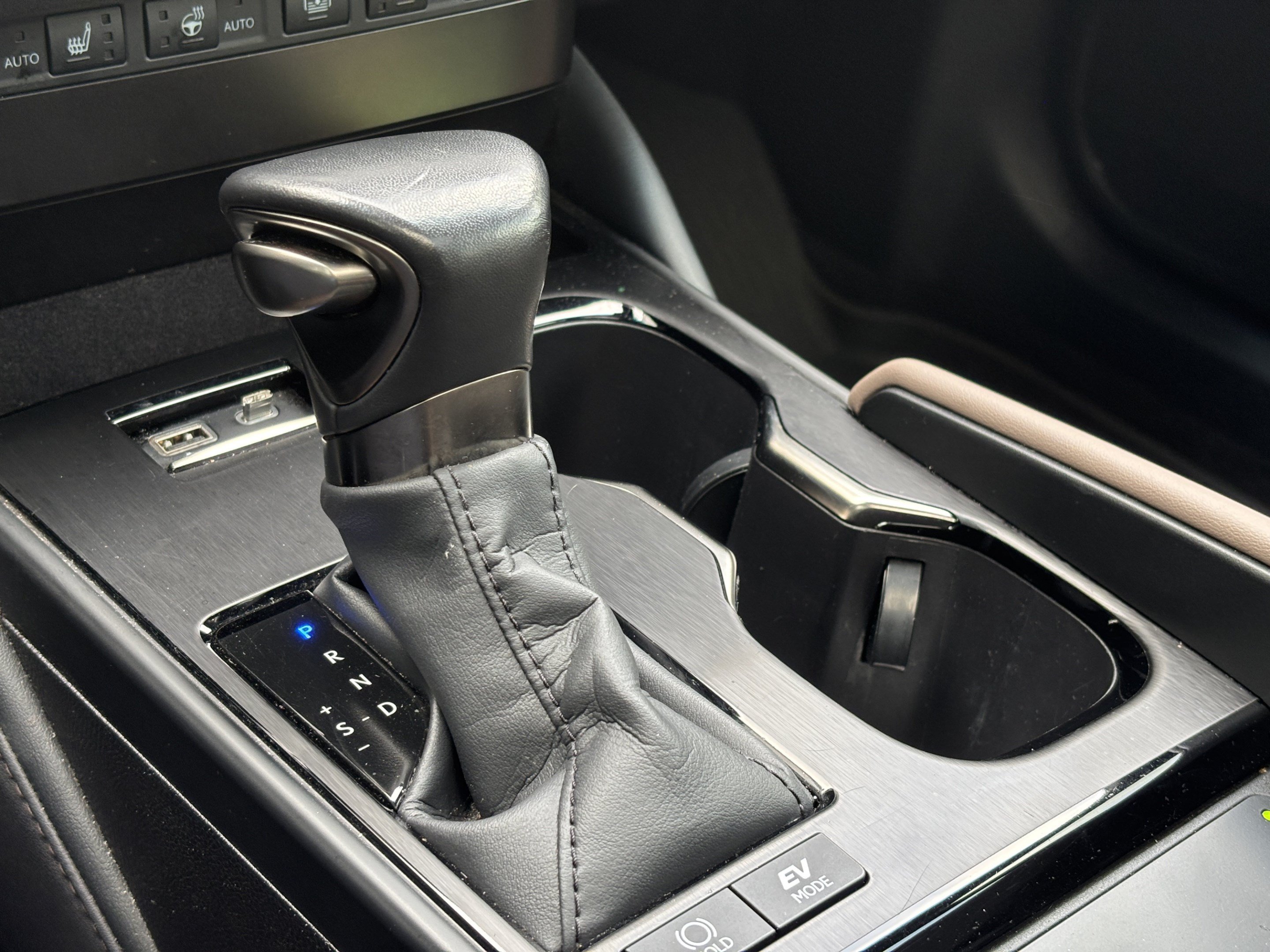 Used 2024 Lexus ES 300h Ultra Luxury w/ Accessory Package (Z2) FWD image 11