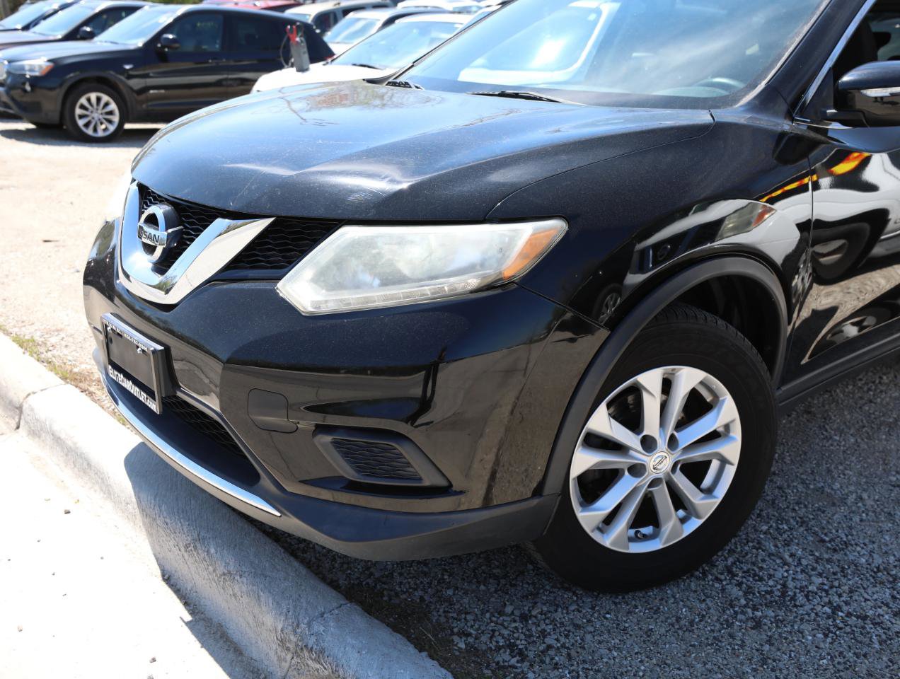 Used 2015 Nissan Rogue SV image 2