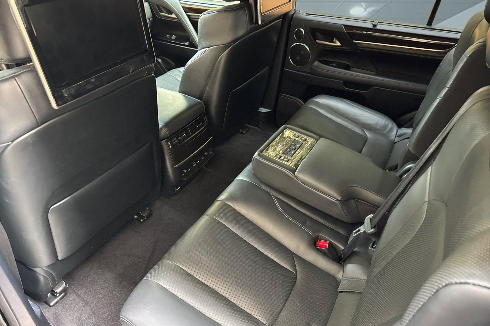 Used 2020 Lexus LX 570 4WD w/ Sport Package image 31