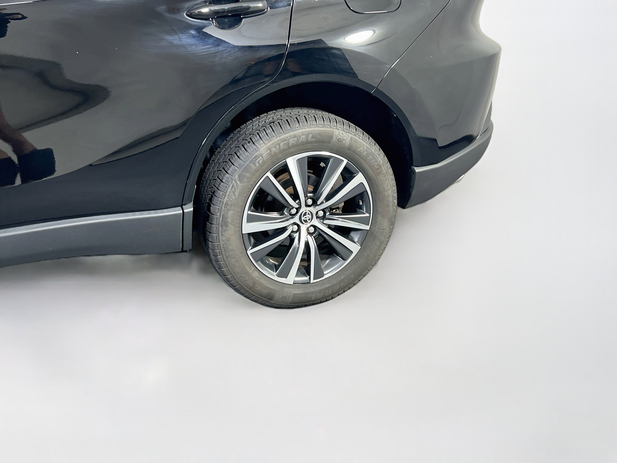 Used 2021 Toyota Venza LE AWD/4WD image 28