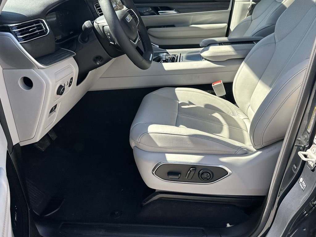 Used 2024 Jeep Wagoneer L Series III w/ Premium Group I image 9