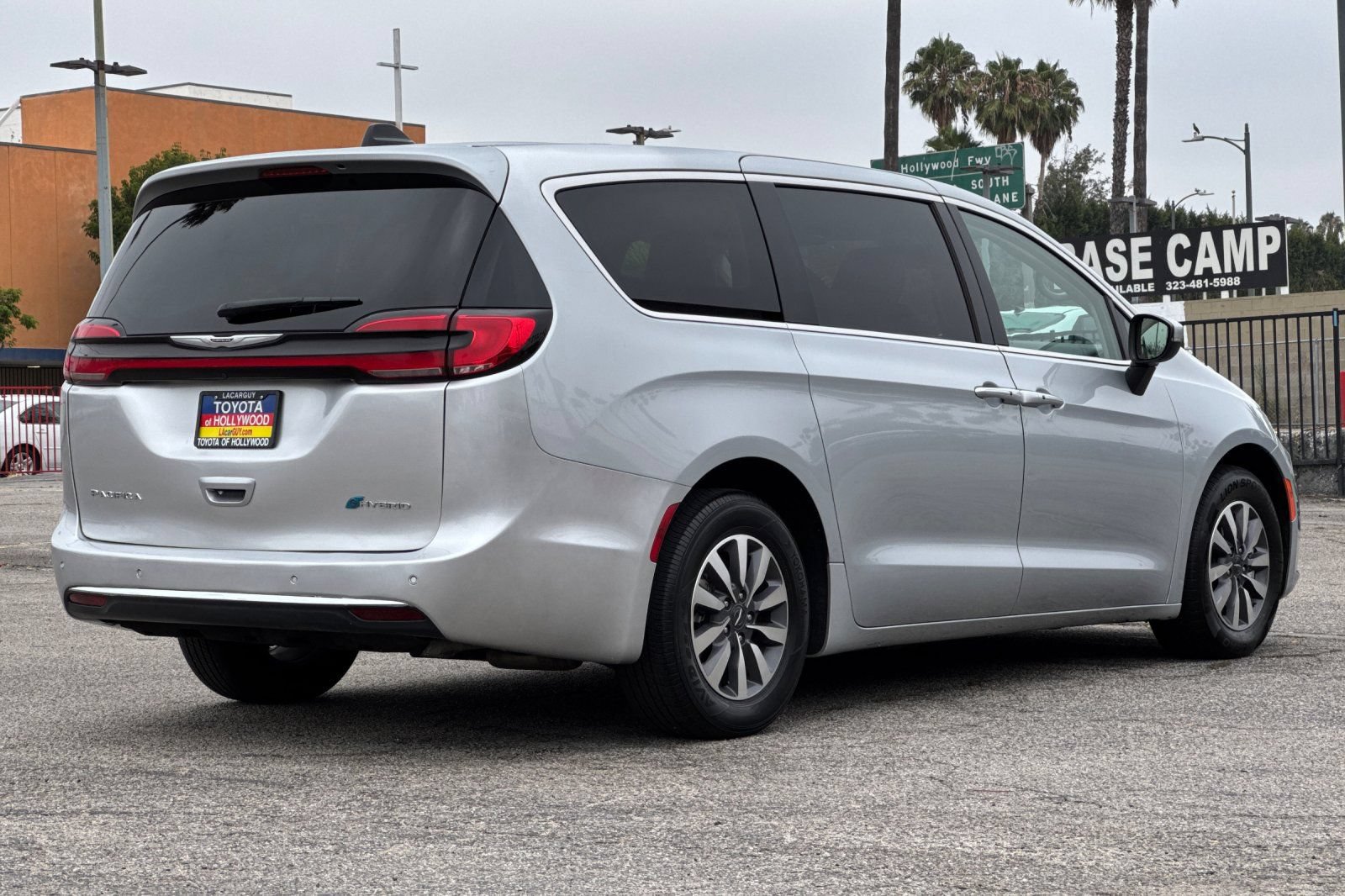 Used 2023 Chrysler Pacifica Touring-L FWD image 4