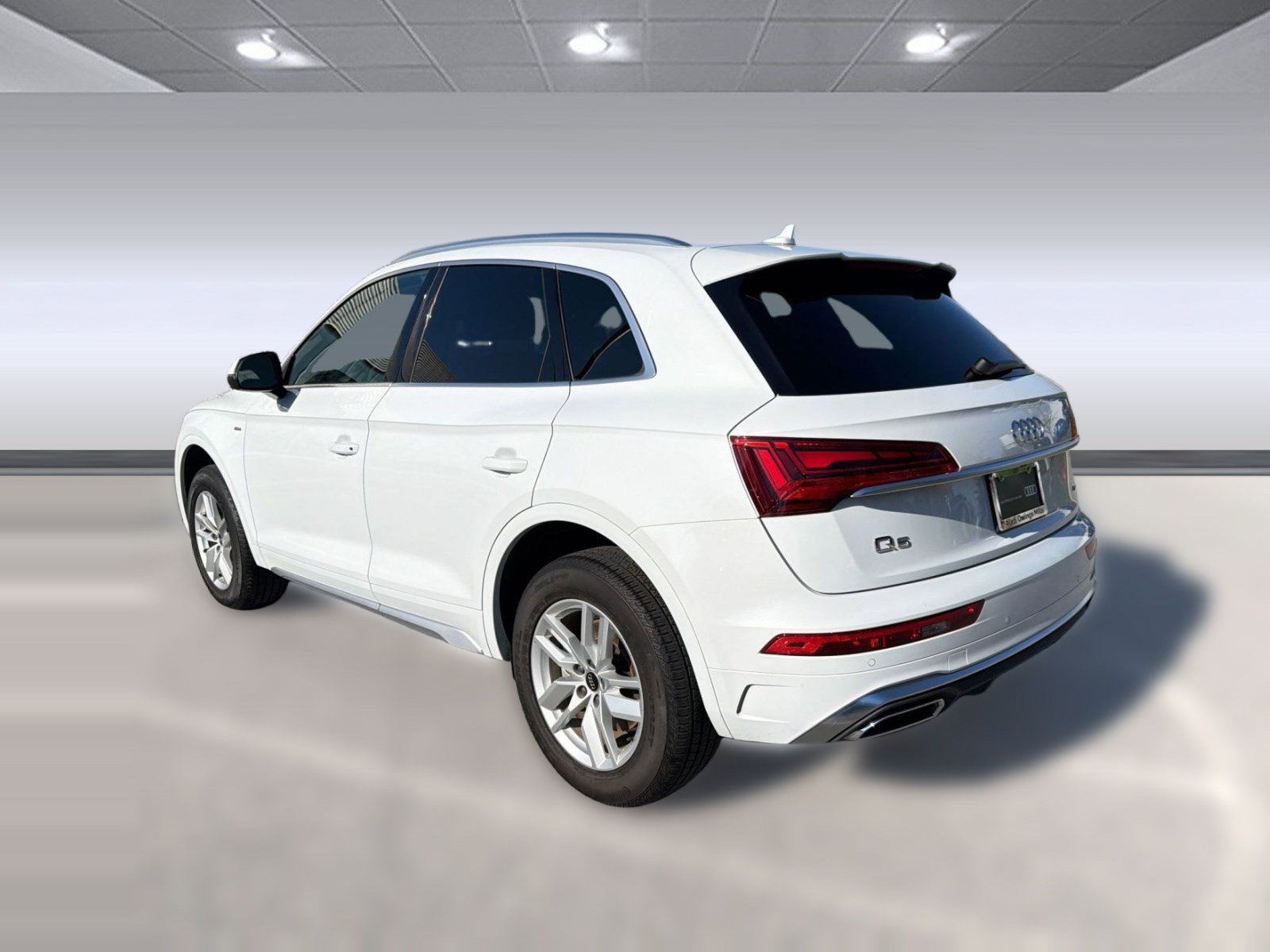 Used 2023 Audi Q5 2.0T Premium w/ Convenience Package image 3