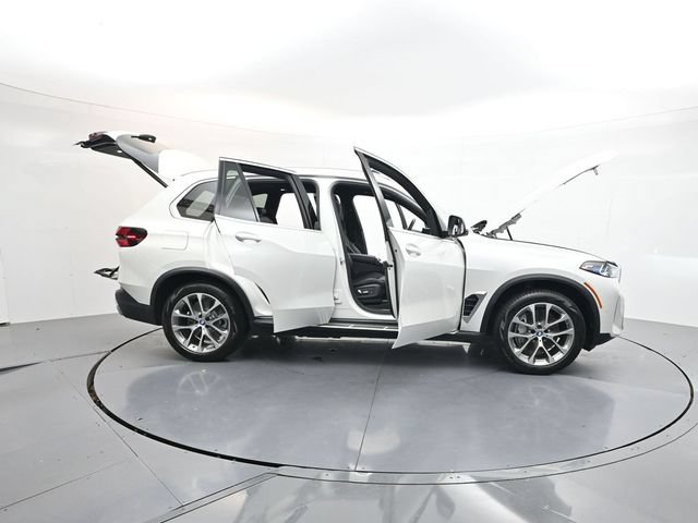 Used 2025 BMW X5 xDrive50e AWD/4WD image 48