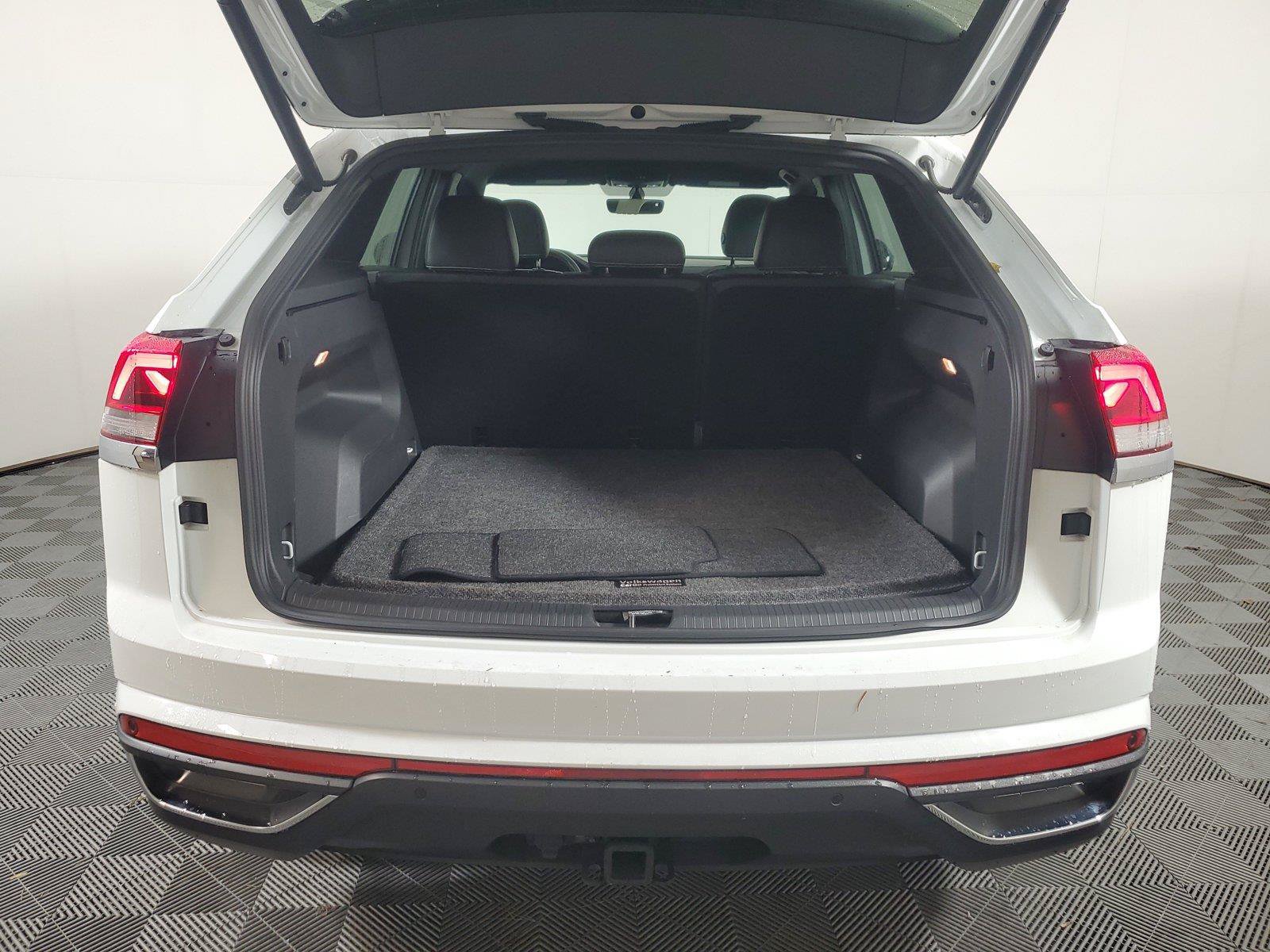 Used 2023 Volkswagen Atlas Cross Sport SE w/ Panoramic Sunroof Package FWD image 8